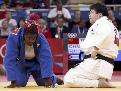 Gold medallist Cuba's Idalys Ortiz jumps at the victory ceremony for the women's +78kg judo event at the London 2012 Olympic Games August 3, 2012. Foto: Kim Kyung-Hoon / Reuters In English