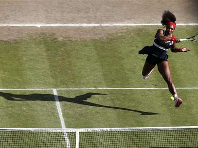 Serena Williams of the U.S. shakes hands with Belarus' Victoria Azarenka (L) after defeating her in their women's singles tennis semi-final match at the All England Lawn Tennis Club during the London 2012 Olympic Games August 3, 2012. Foto: Stefan Wermuth / Reuters In English