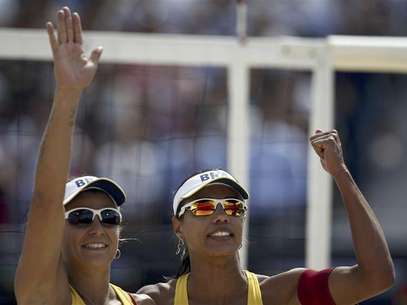 Todd Rogers (R) and Phil Dalhausser of the U.S. react after they were defeated by Italy's Paolo Nicolai and Daniele Lupo during their men's round of 16 beach volleyball match at Horse Guards Parade during the London 2012 Olympic Games August 3, 2012. Foto: Marcelo del Pozo / Reuters In English