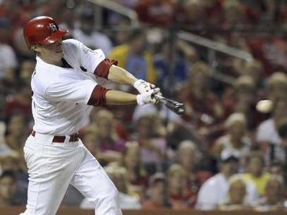 El pitcher Joe Kelly, de los Cardenales de San Luis, batea un sencillo productor de una carrera contra los Cerveceros de Milwaukee, en la cuarta entrada del juego del viernes 3 de agosto de 2012, en San Luis.  Foto: Bill Boyce / AP