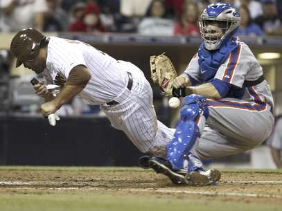 Carlos Quentin, izquierda, de los Padres de San Diego suelta la pelota mientras choca con el receptor de los Mets de Nueva York Josh Thole durante la sèptima entrada el viernes 3 de agosto del 012 en San Diego. Quentin anotò con doblete impulsador del cubano Yonder Alonso.  Foto: Lenny Ignelzi / AP