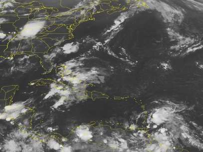 La tormenta tropical Ernesto, abajo a la derecha, aparece en la madrugada del viernes 3 de agosto de 2012 en dirección a las Islas de Barlovento en esta imagen satelita de la Administración Nacional para el Océano y la Atmósfera de Estados Unidos. El Centro Nacional de Huracanes de Estados Unidos pronosticó que va tomando fuerza y podría ser huracán la próxima semana.  Foto: Weather Underground / AP