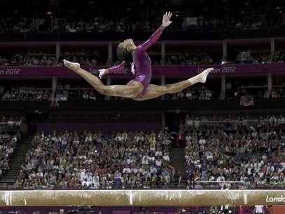 La gimnasta estadounidense Gabrielle Douglas salta en la viga de equilibrio durante el concurso completo individual de los Juegos Olímpicos de Londres, el jueves 2 de agosto de 2012  Foto: Gregory Bull / AP