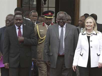 Kenya's President Mwai Kibaki (C), flanked by U.S. Secretary of State Hillary Clinton (R) and his vice-president Kalonzo Musyoka (L), leaves after a meeting at State House in capital Nairobi August 4, 2012. Foto: Noor Khamis / Reuters In English