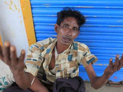A Rohingyas man from Myanmar gestures after being arrested by Border Guards of Bangladesh (BGB) while trying to get into Bangladesh, in Teknaf June 18, 2012. Foto: Andrew Biraj / Reuters In English