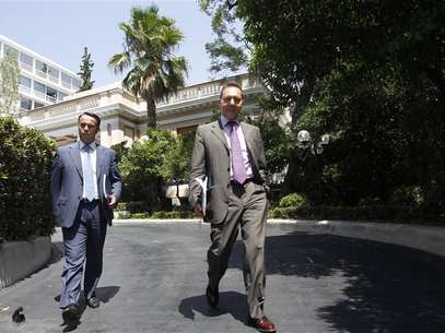 Greek Finance Minister Yannis Stournaras (R) and his alternate minister of finance Christos Staikouras leave the Prime Minister's office in Athens July 17, 2012. Foto: John Kolesidis (GREECE - Tags: POLITICS BUSINESS) / Reuters In English