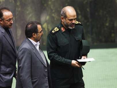 Iranian Defense Minister General Ahmad Vahidi (R) walks in parliament in Tehran November 1, 2011. Foto: Raheb Homavandi / Reuters In English