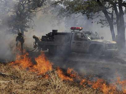 Firefighters battle a wildfire near the town of Noble in Cleveland County, south of Oklahoma City, Oklahoma, August 4, 2012. Foto: Garett Fisbeck / Reuters In English