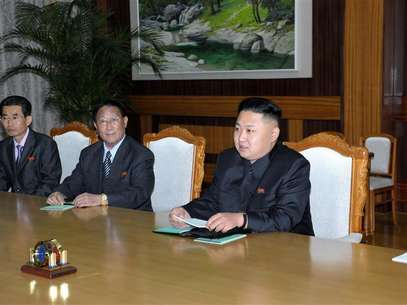 North Korean leader Kim Jong-Un (R) talks with Wang Jiarui (not seen in photo), the head of the International Liaison Department of China's Communist Party, during their meeting in Pyongyang August 2, 2012 in this picture released by the North's official KCNA news agency on August 3, 2012. Foto: KCNA / Reuters In English
