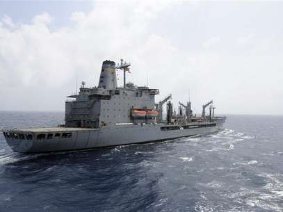 The U.S. Navy supply ship USNS Rappahannock maintains station as it prepares a replenishment at sea in this U.S. Navy photo handout photo taken in the South China Sea March 21, 2012. Foto: Handout / Reuters In English