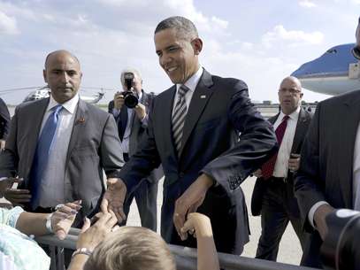 El presidente Barack Obama saluda a simpatizantes en el aeropuerto internacional JFK en Nueva York, el lunes 6 de agosto de 2012.  Foto: Pablo Martinez Monsivais / AP