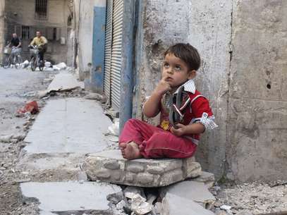 Un niño, entre las ruinas tras un choque entre el Ejército y los rebeldes Foto: STRINGER / REUTERS