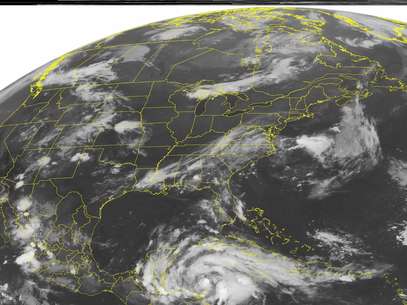 En esta imagen satelital de la Administración Nacional para el Océano y la Atmósfera de Estados Unidos del martes 7 de agosto. 7, 2012 a la 01:45 de la madrugada  EDT se ve a la tormenta tropical Ernesto que se prevé se convierta en huracán al norte de Belice el martes por la noche.  Foto: WEATHER UNDERGROUND / AP