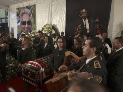 Mariachis durante el homenaje de cuerpo presente para la cantante regional mexicana Chavela Vargas en la Plaza Garibaldi de la Ciudad de México el lunes 6 de agosto de 2012. Chavela Vargas, quien rompió los estereotipos de género en la música regional mexicana, murió el 5 de agosto de 2012. Tenía 93 años.  Foto: Dario Lopez-Mills / AP