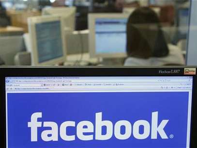 Foto de archivo del logo de Facebook visto en la pantalla de un ordenador en Bruselas, abr 21 2010. Facebook permitirá a sus usuarios en Reino Unido jugarse dinero real en sus servicios, abriendo la puerta a las apuestas por primera vez ahora que se modera el crecimiento de la primera red social del mundo. Foto: Thierry Roge / Reuters en español