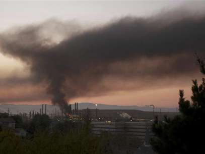 A plume of smoke emits from a fire that broke out at a Chevron oil efinery in Richmond, California August 6, 2012. Foto: Brady Reddall / Reuters In English