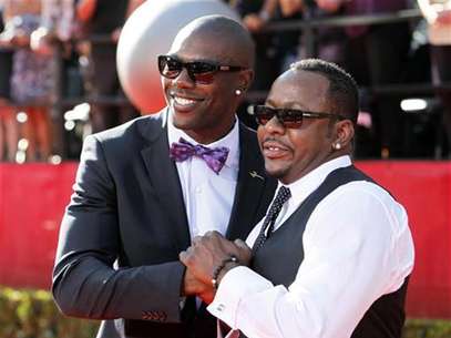NFL wide receiver Terrell Owens (L) and singer Bobby Brown arrive at the 2010 ESPY Awards in Los Angeles, California July 14, 2010. Foto: Danny Moloshok / Reuters In English