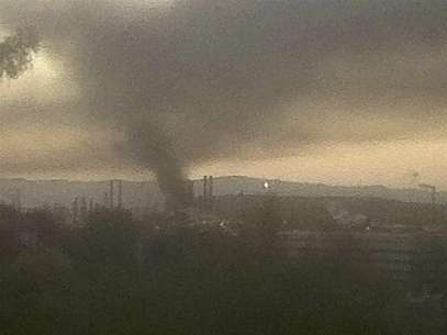 A plume of smoke emits from a fire that broke out at a Chevron refinery in Richmond, California August 06, 2012. Foto: Staff / Reuters In English