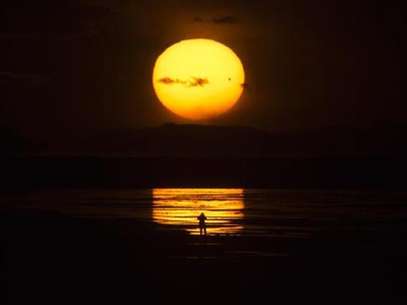 The planet Venus makes a transit as a person watches the sun set over the Great Salt Lake outside Salt Lake City, Utah, June 5, 2012. Foto: Jim Urquhart / Reuters In English