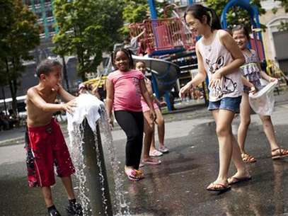 Children play at a fountain on an especially hot day in New York August 3, 2012. Foto: Andrew Burton / Reuters In English