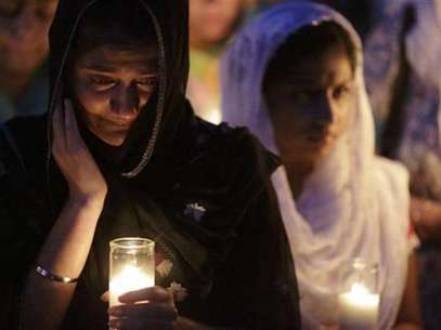 Mourners cry during a candlelight vigil at the Sikh Temple in Brookfield, Wisconsin August 6, 2012. Foto: John Gress / Reuters In English