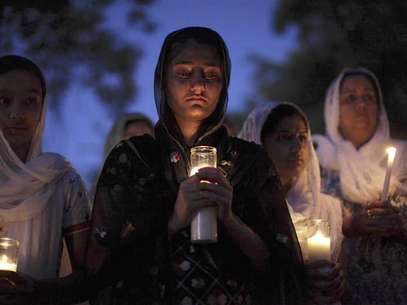 Mourners attend a candlelight vigil at the Sikh temple in Brookfield, Wisconsin, on August 6, 2012. Foto: John Gress / Reuters In English