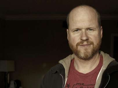 Joss Whedon director de la película "The Avengers" (“Los vengadores”) posa para un retrato en Beverly Hills en una fotografía del 4 de mayo de 2012. EL director ejecutivo de Disney, Robert Iger, dijo el martes 7 de agosto de 2012,  durante una conferencia sobre los ingresos de la empresa que Whedon escribirá la segunda parte de la historia de los héroes de Marvel Comics.  Foto: Matt Sayles, archivo / AP