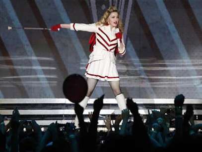 La cantante Madonna durante un concierto de su gira MDNA en el estadio olímpico de Moscú, ago 7 2012. La cantante de pop Madonna se puso el pasamontañas de la marca comercial utilizada por la banda de punk Pussy Riot durante un concierto en Moscú, a fin de pedir a Rusia que ponga en libertad a sus tres miembros en un juicio por irrumpir en una iglesia ortodoxa rusa y protestar contra Vladimir Putin. Foto: Maxim Shemetov / Reuters en español