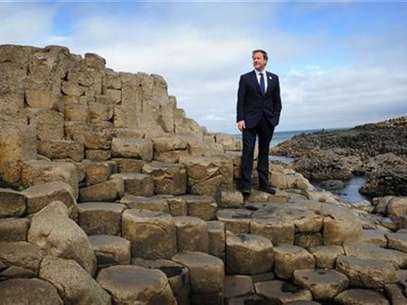 Britain's Prime Minister David Cameron looks out as he stands on the Giant's Causeway during his visit to Northern Ireland August 1, 2012. Foto: pool / Reuters In English