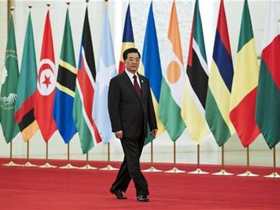 Chinese President Hu Jintao arrives for a group photo session for the Fifth Ministerial Conference of the Forum on China-Africa Cooperation (FOCAC) at the Great Hall of the People in Beijing July 19, 2012. Foto: Pool / Reuters In English