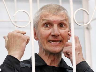 Platon Lebedev, jailed business partner of Russian ex-tycoon Mikhail Khodorkovsky, gestures after hearing the verdict inside the defendants' box during a court hearing to consider a request for parole in Velsk in Arkhangelsk Region July 27, 2011. Foto: Tatyana Makeyeva / Reuters In English