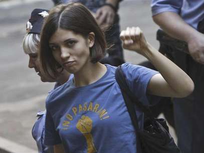Nadezhda Tolokonnikova (C), a member of the female punk band "Pussy Riot", is escorted by police before a court hearing in Moscow August 8, 2012. Foto: Maxim Shemetov / Reuters In English