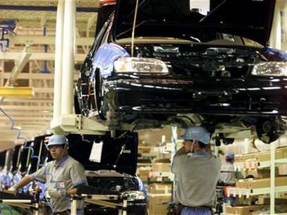 Foto de archivo de unos empleados en la línea de ensamblaje de la planta automotriz de la firma Toyota en Indiatuba, Brasil, sep 18 1998. La automotriz japonesa Toyota anunció el miércoles la construcción de una fábrica de motores en Brasil, en la ciudad de Porto Feliz en el estado de Sao Paulo, con una inversión de 1.000 millones de reales y que espera tener terminada en el segundo semestre del 2015. Foto: Paulo Whitaker / Reuters en español