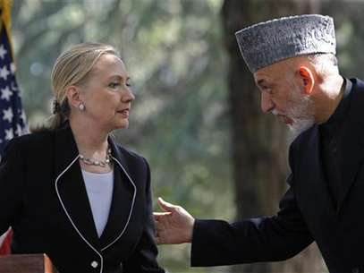 U.S. Secretary of State Hillary Clinton (L) and Afghan President Hamid Karzai hold a joint news conference in Kabul July 7, 2012. Foto: Omar Sobhani / Reuters In English