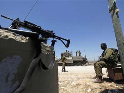 Un grupo de soldados israelíes en el cruce Kerem Shalo, en la frontera con Egipto. Foto: Amir Cohen / Reuters