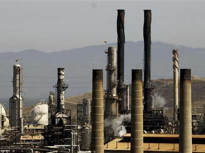 Chevron Corp's refinery, struck by a major fire late on Monday that roiled local gasoline markets, is shown still smouldering in Richmond, California August 7, 2012. Foto: Robert Galbraith / Reuters In English