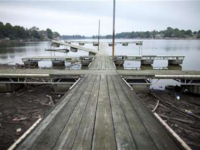A boat dock now rests in mud at Morse Reservoir as water levels drop due to the current drought near Cicero, Indiana July 19, 2012. Foto: Chris Bergin / Reuters In English