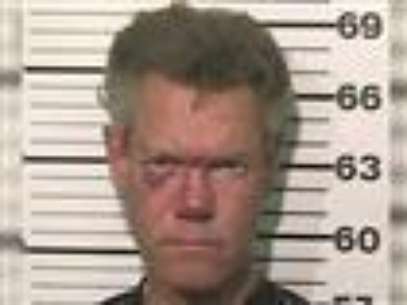 
              Country singer Randy Travis is charged with driving while intoxicated. Authorities in North Texas say he crashed his Pontiac Trans Am Tuesday night, and was found naked and combative at the scene. (Aug. 9)
             Foto: AP in English