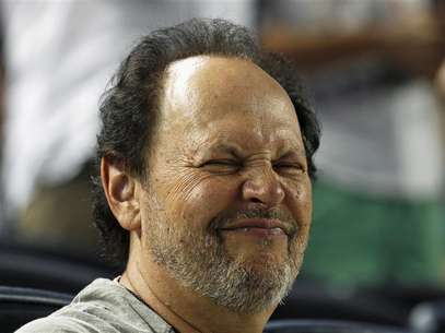 Actor Billy Crystal grimaces as he watches the New York Yankees take on the Toronto Blue Jays during their MLB American League baseball game at Yankee Stadium in New York, July 16, 2012. Foto: Adam Hunger / Reuters In English