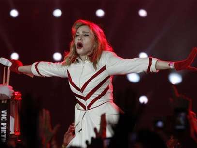 U.S. singer Madonna performs on stage during her MDNA tour at St. Petersburg Sports and Concert Complex, August 9, 2012. Foto: Alexander Demianchuk / Reuters In English