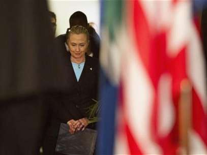 U.S. Secretary of State Hillary Clinton waits off-stage before speaking at the University of the Western Cape about the U.S.-South Africa partnership, in Cape Town August 8, 2012. Foto: Pool / Reuters In English