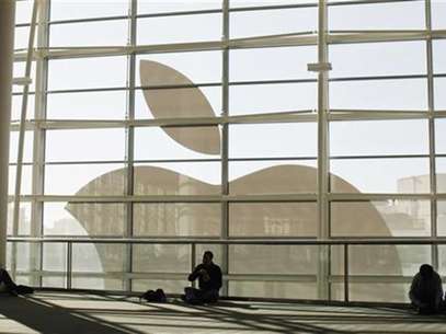 Attendees sit in front of an Apple logo during the Apple Worldwide Developers Conference 2012 in San Francisco, California June 11, 2012. Foto: Stephen Lam / Reuters In English