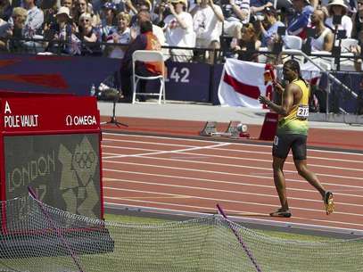 Jamaica's Jermaine Gonzales reacts after his team failed to finish in the men's 4x400m relay round 1 heat during the London 2012 Olympic Games at the Olympic Stadium August 9, 2012. Foto: David Gray / Reuters In English