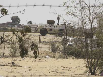 Foto del lunes 6 de agosto del 2012 de un puesto de control egipcio en la frontera con Israel en la localidad de Rafá, reforzado para combatir la insurgencia islamista que el domingo mató a 16 soldados en el norte de la península del Sinaí.   Foto: Ahmed Gomaa, archivo / AP
