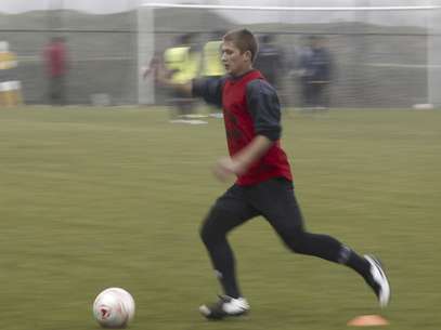 Maxim Molokoedov se entrena en Santiago de Chile, martes 31 de julio de 2012. El ruso, condenado por transportar cocaína, es un futbolista profesional que ha sido contratado por el Santiago Morning, de la segunda división, y encuentra en el deporte una posibilidad de rehabilitarse.  Foto: Alvaro Duran,Las Ultimas Noticias / AP
