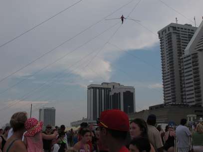 Una multitud observa la caminata de Nick Wallenda sobre una cuerda tensada de 396 metros de largo (1.300 pies) a 30 metros (100 pies) de altura en la playa de Atlantic City, Nueva Jersey, el jueves 9 de agosto de 2012. Las autoridades aseguran que 150.000 personas presenciaron el espectáculo, que concluyó sin incidentes.  Foto: Geoff Mulvihill / AP
