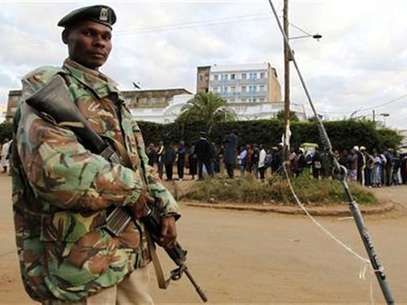 A policeman patrols as voters queue along a street to cast their votes in Eldoret, 300km (186 miles) west of Nairobi, August 4, 2010. Foto: Thomas Mukoya / Reuters In English