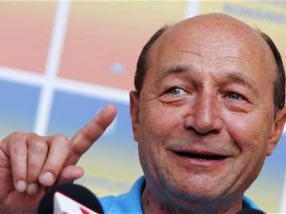 Romania's suspended President Traian Basescu addresses the media in Bucharest August 9, 2012. Foto: Bogdan Cristel / Reuters In English
