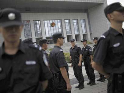 Police officers switch guard shifts outside the Hefei Intermediate People's Court in Hefei, Anhui Province August 10, 2012. REUTER/Aly Song Foto: Reuters In English