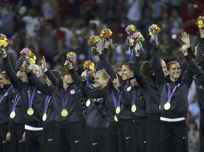 The U.S. team pose with their gold medals after winning their women's soccer final against Japan during the victory ceremony at Wembley Stadium during the London 2012 Olympic Games August 9, 2012. Foto: Mike Blake / Reuters In English